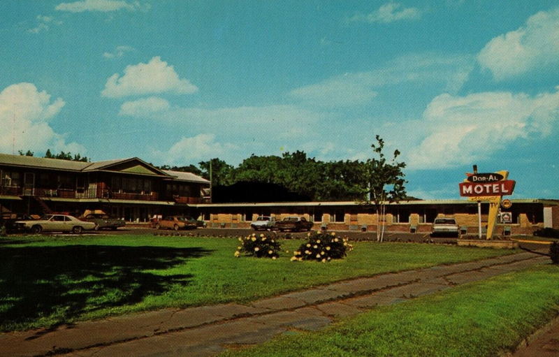Doral Motel (Dor-Al Motel) - Vintage Postcard (newer photo)